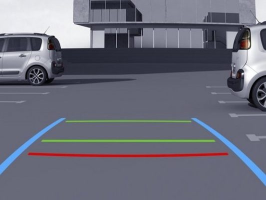 Cámara de Visión Trasera y Sensores de Estacionamiento
