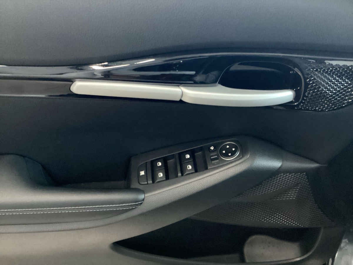 2025 Kia SELTOS 5p SXL L4/1.4/T Aut
