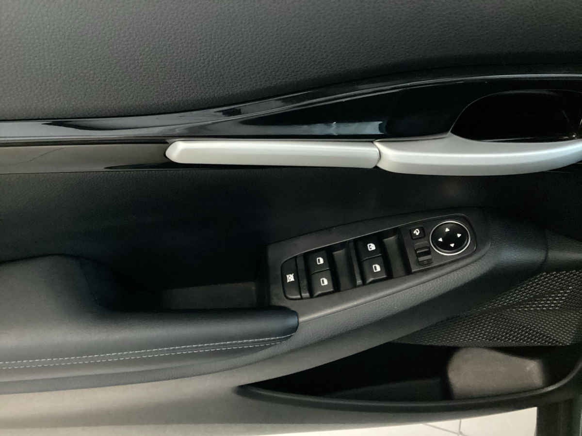 2025 Kia SELTOS 5p SX L4/1.5 Aut