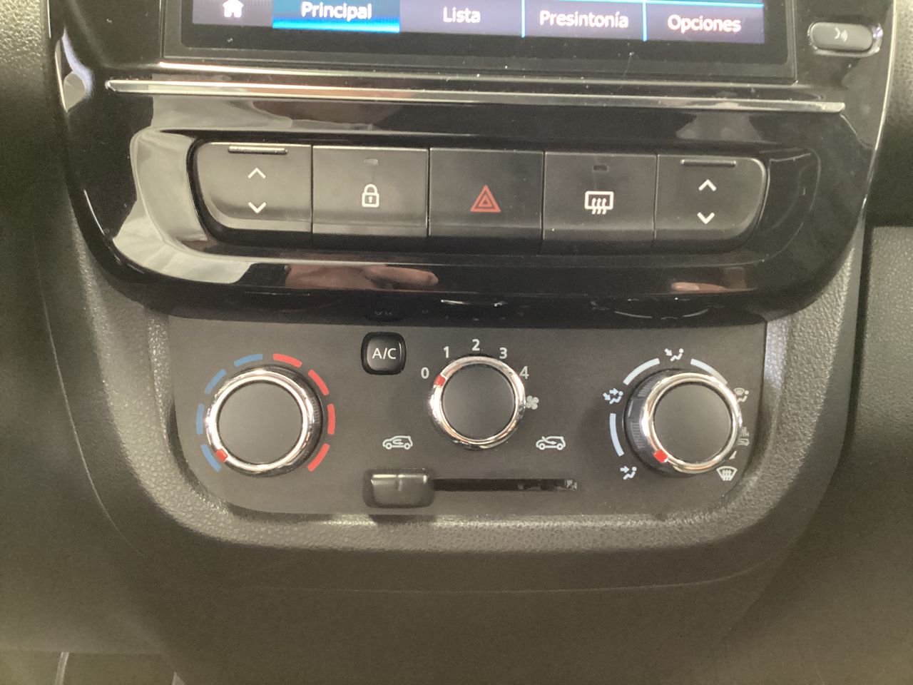 2024 Renault Kwid 1.0 Outsider Mt